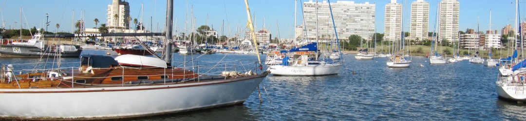 Veleros amarrados en un puerto