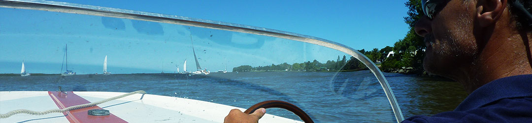 Aprendiendo a manejar una lancha a motor por el Río de la Plata